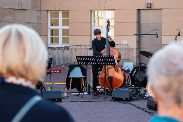 Per Moritz Buschmann am Kontrabass beim Auftritt des Landesjugendjazzorchester Brandenburg im Innenhof des Landtages