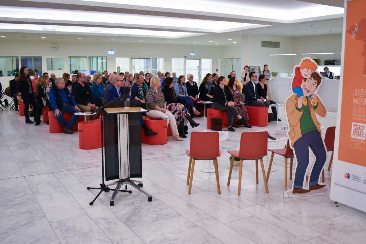 Blick in das Foyer während der Ausstellungseröffnung