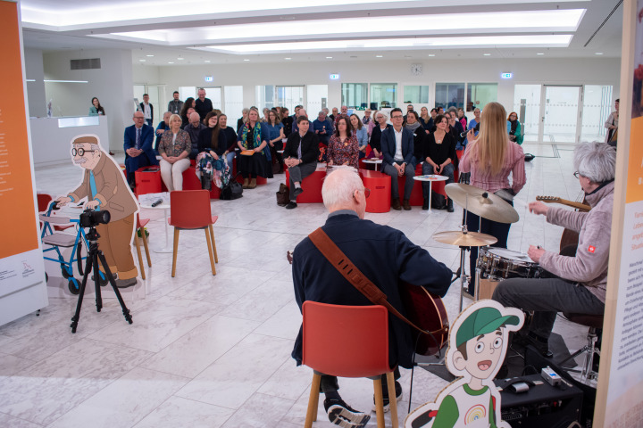 Blick in das Foyer während der Ausstellungseröffnung