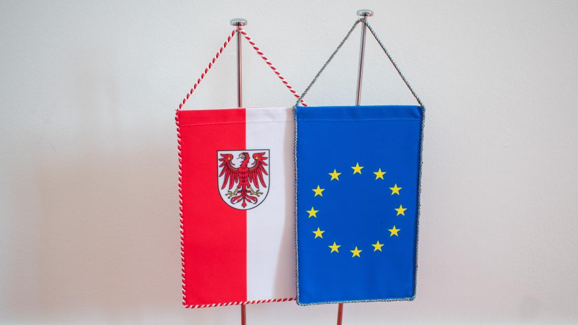 Brandenburg-Flagge und Europa-Flagge