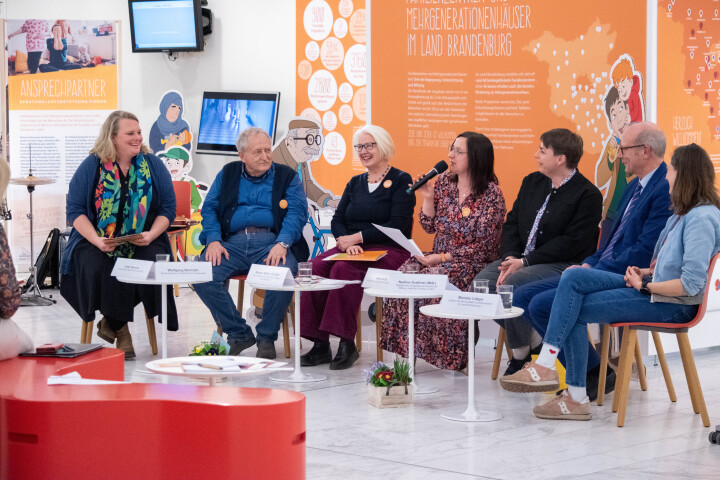 Beginn des Podiumsgespräches „füreinander - miteinander“. (v. l. n. r.) Die Koordinatorin des Mehrgenerationenhaus/Familienzentrum Brück Antje Warwas, der Ehrenamtliche im Mehrgenerationenhaus/Familienzentrum Falkensee Wolfgang Biernath, die Koordinatorin des Mehrgenerationenhaus/Familienzentrum Königs Wusterhausen Renate Müller-Schäfer, die Moderatorin und Koordinatorin des Mehrgenerationenhaus/Familienzentrum Spremberg Anne Groß, die Abgeordnete und Mitglied im Vergabeausschuss der Stiftung Hilfe für Familien in Not Nadine Graßmel, der Leiter der Abteilung II im MGS Rainer Liesegang und die Leiterin der Servicestelle Familienzentren im Land Brandenburg Marieke Lüttger.