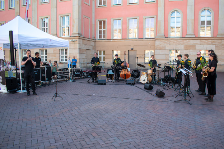 Das Landesjugendjazzorchester Brandenburg nach dem Auftritt im Innenhof des Landtages