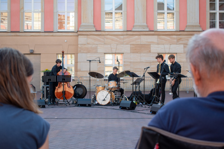 Das Landesjugensjazzorchester spielte eine Zugabe bei der der zweiten Veranstaltung „Kunst zur Zeit“ im Innenhof des Landtages.