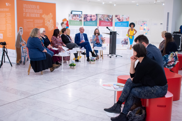 Impression des Podiumsgespräches „füreinander - miteinander“ während der Ausstellungseröffnung.