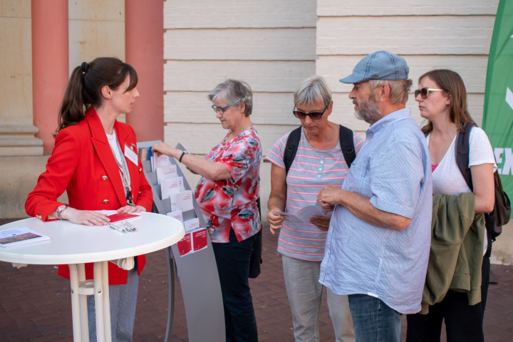 Am Informationsstand konnten sich Interessierte über die Arbeit des Landtages Brandenburg informieren.