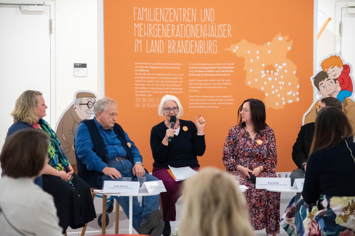 Impression des Podiumsgespräches „füreinander - miteinander“ während der Ausstellungseröffnung.