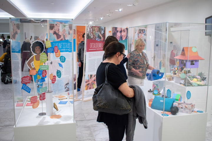 Impression der Ausstellungseröffnung „Familienzentren und Mehrgenerationenhäuser im Land Brandenburg“