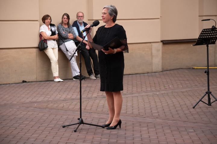 Begrüßung der Vizepräsidentin des Landtages Brandenburg Barbara Richstein zur letzten Veranstaltung „Kunst zur Zeit 2024“ im Innenhof des Landtages