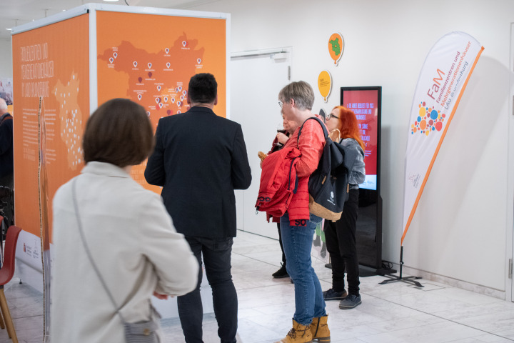 Impression der Ausstellungseröffnung „Familienzentren und Mehrgenerationenhäuser im Land Brandenburg“