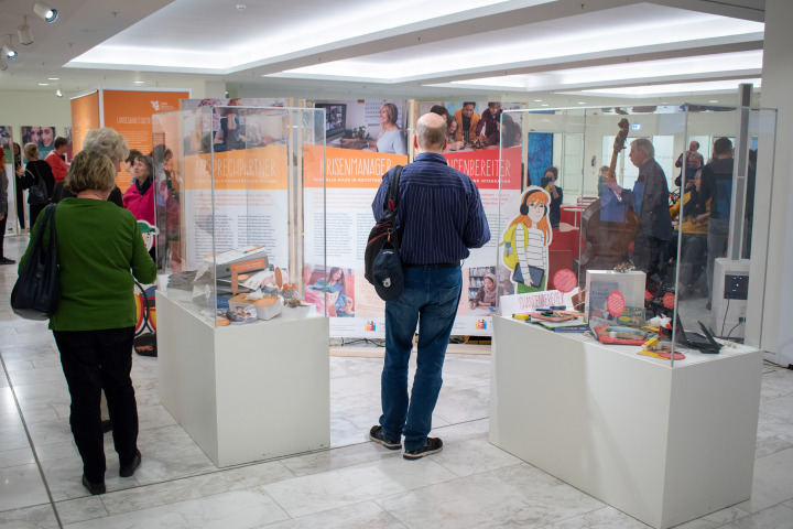 Impression der Ausstellungseröffnung „Familienzentren und Mehrgenerationenhäuser im Land Brandenburg“