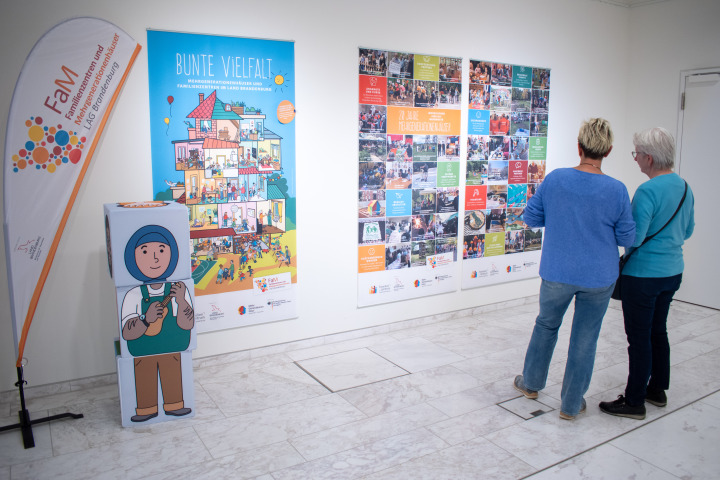 Impression der Ausstellungseröffnung „Familienzentren und Mehrgenerationenhäuser im Land Brandenburg“