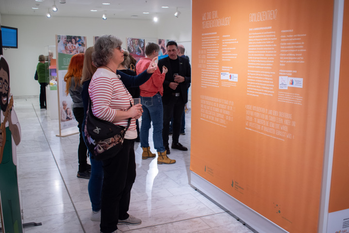 Impression der Ausstellungseröffnung „Familienzentren und Mehrgenerationenhäuser im Land Brandenburg“