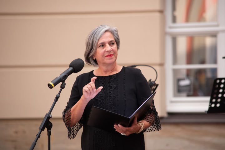 Begrüßung der Vizepräsidentin des Landtages Brandenburg Barbara Richstein zur letzten Veranstaltung „Kunst zur Zeit 2024“ im Innenhof des Landtages