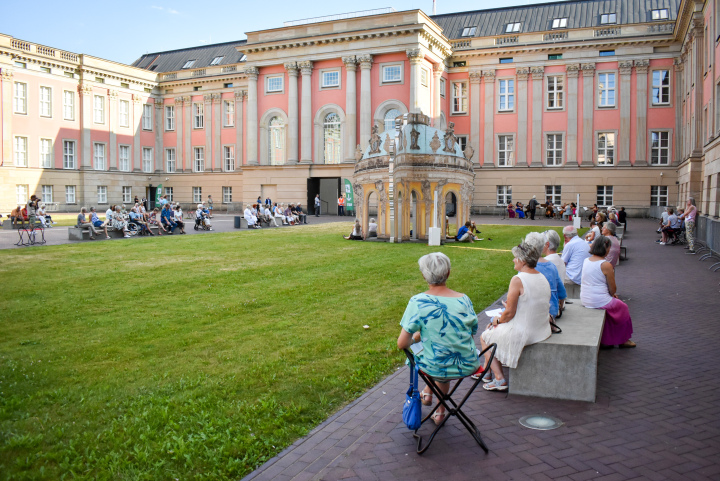 Blick in den Innenhof während der dritten Veranstaltung „Kunst zur Zeit“ im Innenhof des Landtages