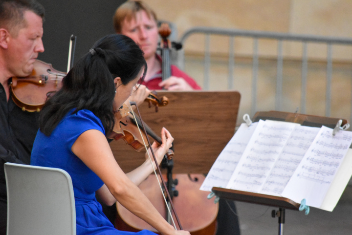 Aiko Ogata (1. Violine, Konzertmeisterin, vorn), Jakub Rabizo (1. Violine, 2. Konzertmeister, mittig) und Bálint Gergely (Violincello, hinten)