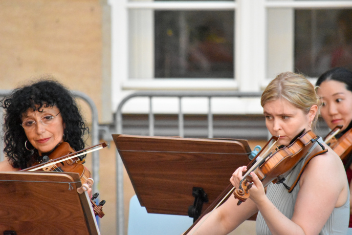 Penka Bliznakova-Fischer (2. Violine, l.), Agnieszka Łukaszkiewicz (2. Violine, m.) und Emi Otogao (2. Violine, r.)