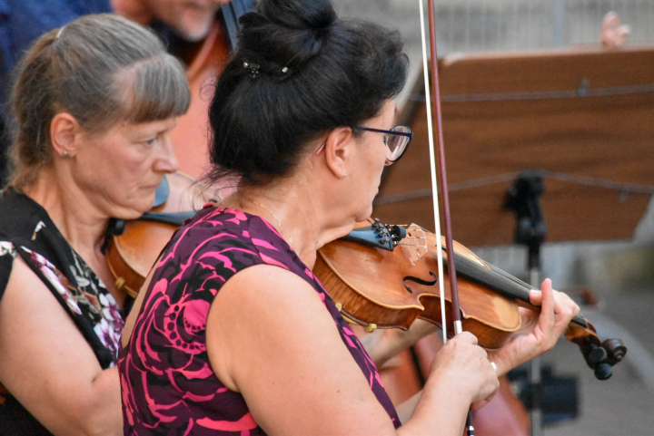 Astrid Kuthning (1. Violine, l.) und Varvara Ciocea (1. Violine, r.)