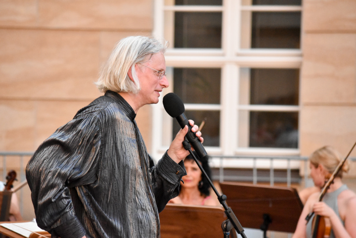 Künstlerischer Leiter und Chefdirigent Jürgen Bruns moderierte durch den Abend beim Auftritt des Preußischen Kammerorchesters. 