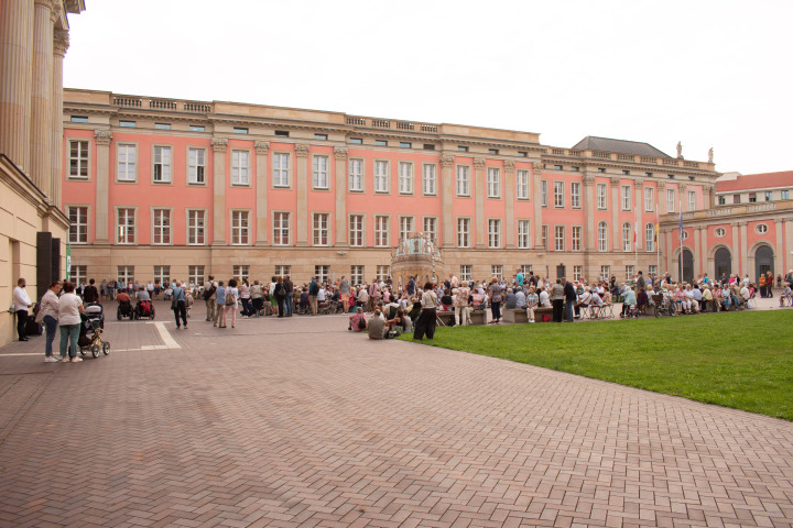Blick in den Innenhof während der Abschlussveranstaltung von „Kunst zur Zeit 2024“