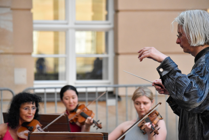 Auftritt des Preußischen Kammerorchesters unter der Leitung von Jürgen Bruns bei der dritten Veranstaltung der Reihe „Kunst zur Zeit“ im Innenhof des Landtages Brandenburg