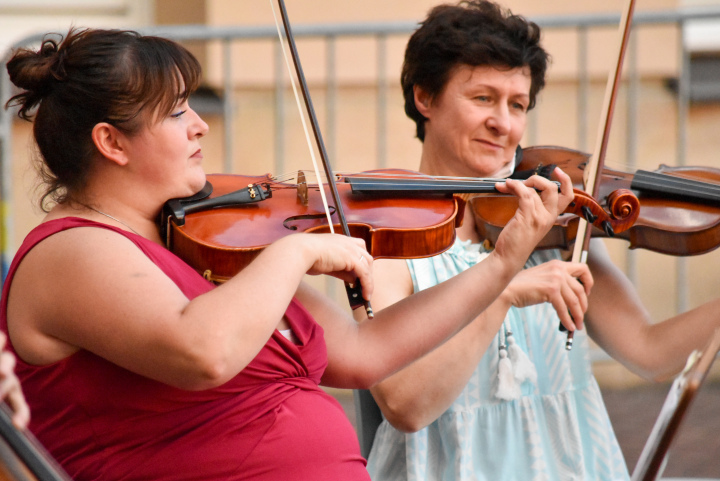 Joanna Maksymowicz-Raczyńska (Viola, l.) und Anna Szosta (Viola, r.)