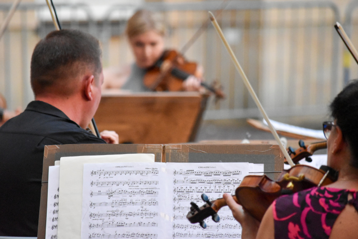 Auftritt des Preußischen Kammerorchesters unter der Leitung von Jürgen Bruns bei der dritten Veranstaltung der Reihe „Kunst zur Zeit“ im Innenhof des Landtages Brandenburg