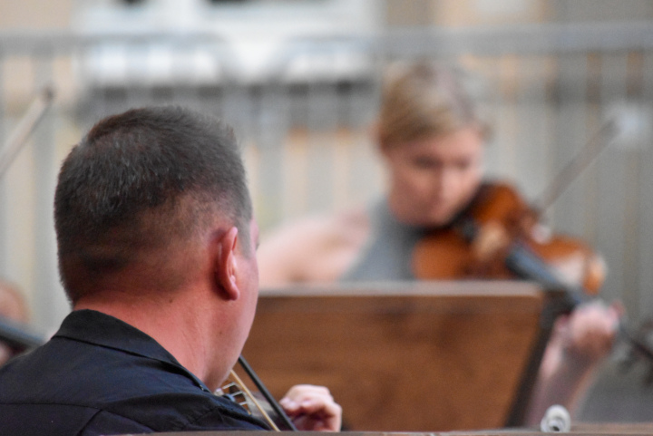 Auftritt des Preußischen Kammerorchesters unter der Leitung von Jürgen Bruns bei der dritten Veranstaltung der Reihe „Kunst zur Zeit“ im Innenhof des Landtages Brandenburg