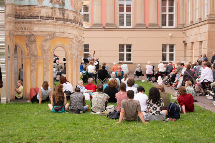 Blick in den Innenhof während der Abschlussveranstaltung von „Kunst zur Zeit 2024“