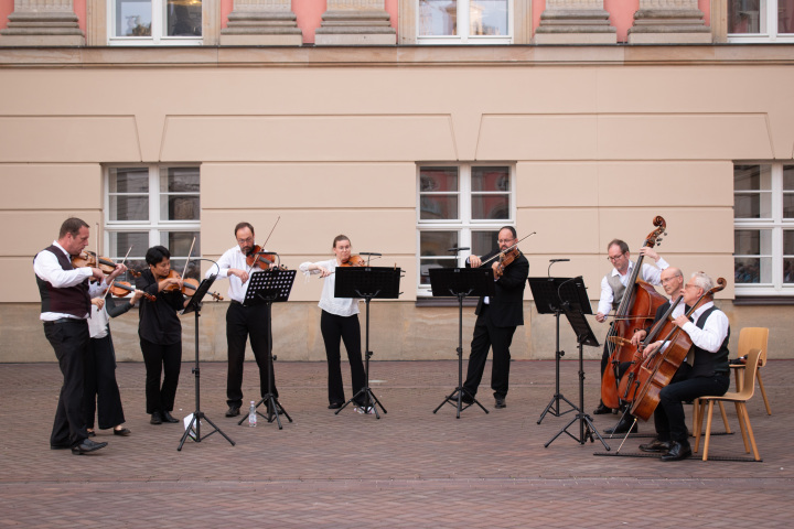Das Streicher-Ensemble des Deutschen Filmorchesters Babelsberg während des Auftritts im Innenhof des Landtages