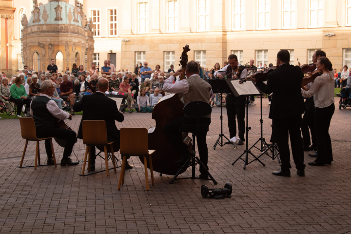 Das Streicher-Ensemble des Deutschen Filmorchesters Babelsberg während des Auftritts im Innenhof des Landtages