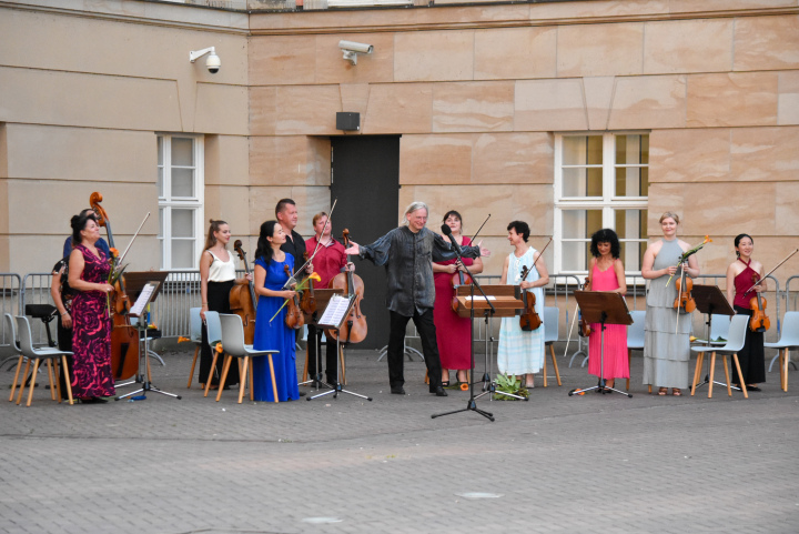 Das Preußische Kammerorchester und der Künstlerische Leiter Jürgen Bruns bedankten sich nach ihrem Auftritt bei der dritten Veranstaltung der Reihe „Kunst zur Zeit“ beim Publikum.