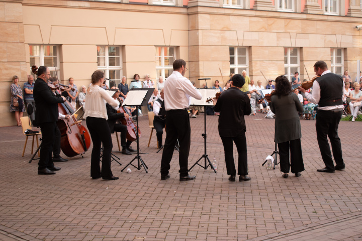 Das Streicher-Ensemble des Deutschen Filmorchesters Babelsberg während des Auftritts im Innenhof des Landtages