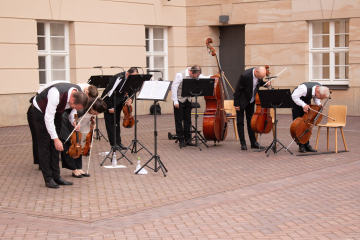 Das Streicher-Ensemble des Deutschen Filmorchesters Babelsberg bedankt sich beim Publikum.