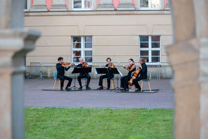 Impression der vierten Veranstaltung „Kunst zur Zeit“ im Innenhof des Landtages