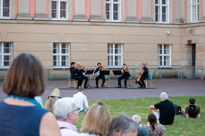 Impression der vierten Veranstaltung „Kunst zur Zeit“ im Innenhof des Landtages