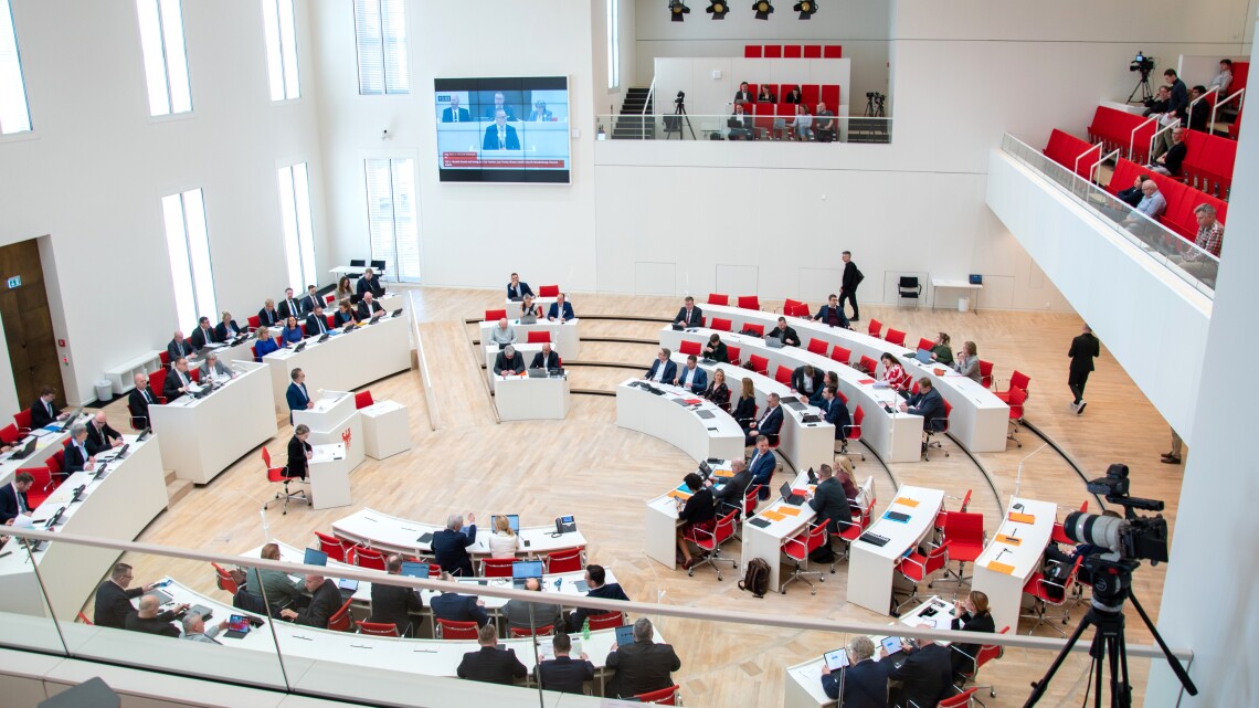 Blick in die Aktuelle Stunde auf Antrag der CDU-Fraktion in der 30. Sitzung des Landtages Brandenburg am 18.03.2026.