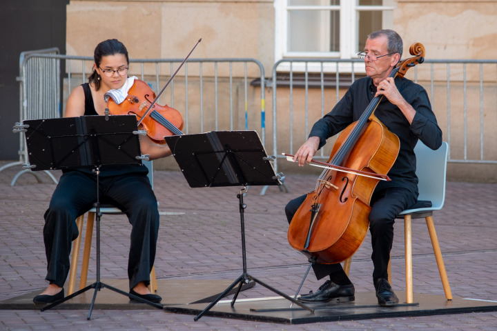 Julia McLean (Viola 2, l.) und Jan-Peter Kuschel (Violoncello, l.)