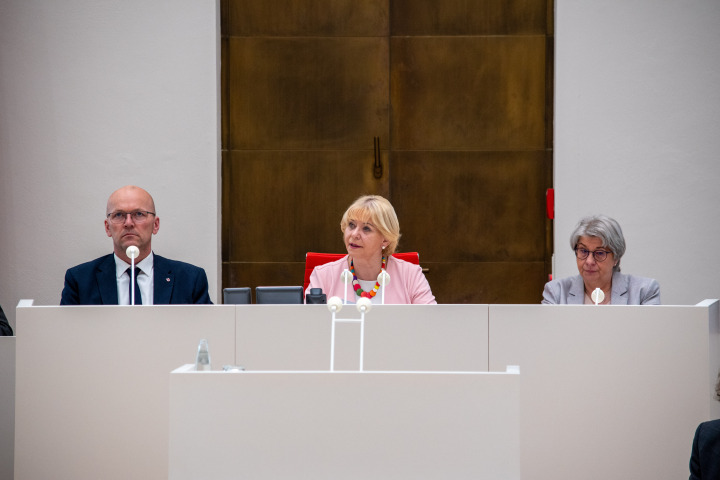 Landtagspräsidentin Prof. Dr. Ulrike Liedtke eröffnet den TOP 1, Regierungserklärung und Aussprache dazu, der 30. Sitzung des Landtages Brandenburg.