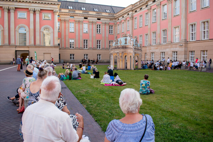 Impression der vierten Veranstaltung „Kunst zur Zeit“ im Innenhof des Landtages 