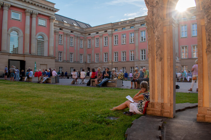 Blick in den Innenhof während der vierten Veranstaltung „Kunst zur Zeit“ im Innenhof des Landtages