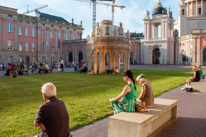 Blick in den Innenhof während der vierten Veranstaltung „Kunst zur Zeit“ im Innenhof des Landtages