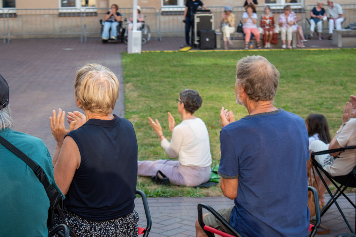 Das Publikum applaudierte nach dem Auftritt des Streichquintetts der Kammerakademie Potsdam im Innenhof des Landtages.