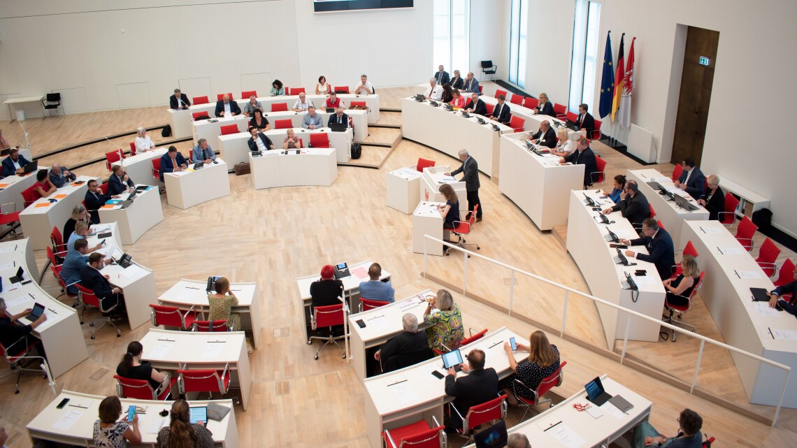Blick in den Plenarsaal während der Rede des Fraktionsvorsitzenden Dr. Hans-Christoph Berndt