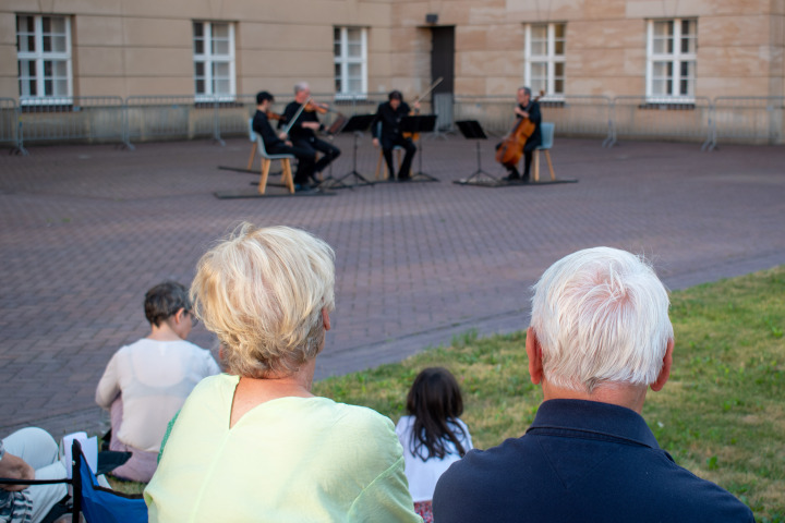 Impression der vierten Veranstaltung „Kunst zur Zeit“ im Innenhof des Landtages