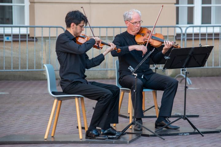 Muhammedjan Sharipov (Violine 1, l.) und Thomas Kretschmer (Violine 2, r.)