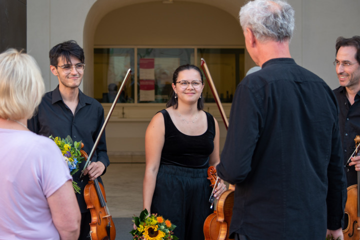 Die Musiker und die Musikerin unterhielten sich nach ihrem Auftritt mit Landtagspräsidentin Prof. Dr. Ulrike Liedtke.