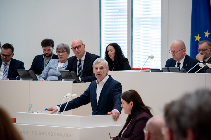 Der Vorsitzende der AfD-Fraktion Dr. Hans-Christoph Berndt während der Aussprache zur Regierungserklärung in der 30. Sitzung des Landtages Brandenburg.
