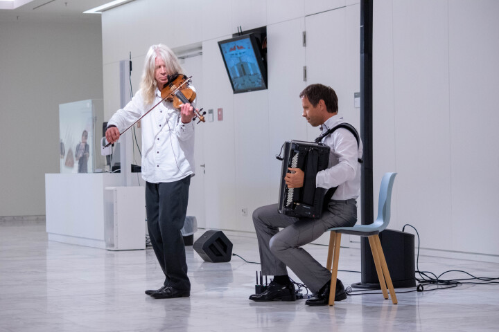 Das ukrainisch-russische Duo Andrej Ur (l.) und Maxim Shagaev (r.) trat bei der fünften Veranstaltung der Reihe „Kunst zur Zeit“ auf.