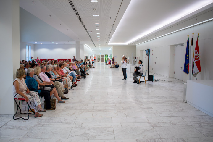 Impression der fünften Veranstaltung „Kunst zur Zeit“ in der Lobby des Landtages