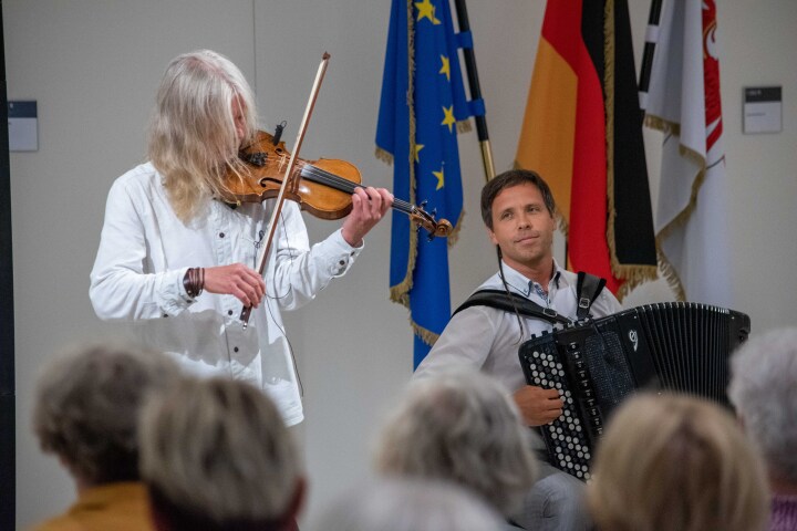 Das ukrainisch-russische Duo Andrej Ur (l.) und Maxim Shagaev (r.) trat bei der fünften Veranstaltung der Reihe „Kunst zur Zeit“ auf.